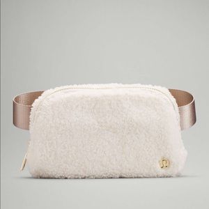 Lululemon Everywhere Fleece Belt Bag
Light Ivory